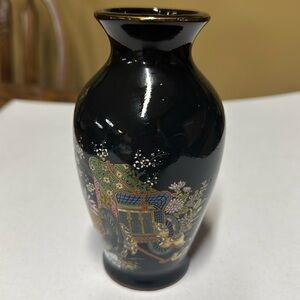 Imari Japan Black Vase Carriage Cart and Flowers Gold Accent Vintage 6” tall